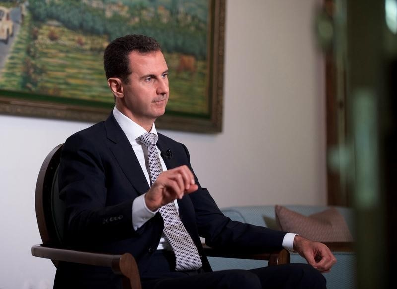 © Reuters. الأسد يمنح المقاتلين السوريين الذين يلقون السلاح عفوا