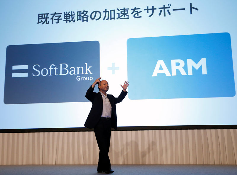 © Reuters. SoftBank Group Corp. Chairman and CEO Masayoshi Son speaks during an earnings briefing in Tokyo