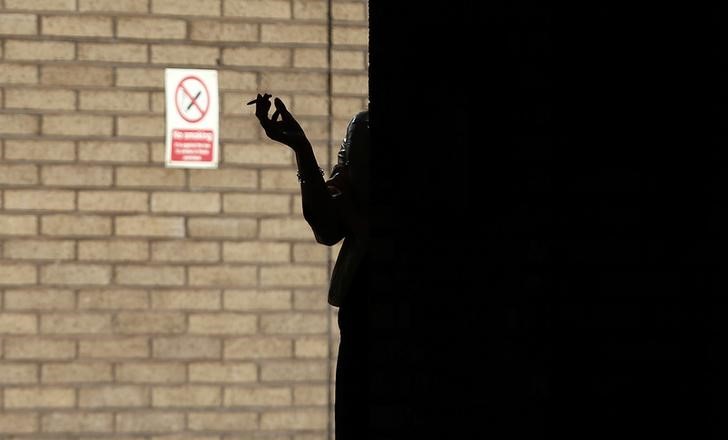 © Reuters. دراسة: التدخين يزيد مخاطر نزيف بطانة المخ خاصة لدى النساء