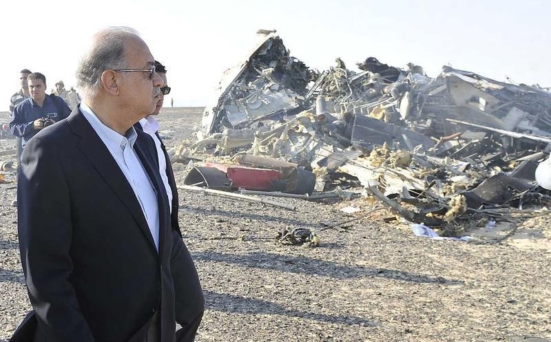 © Reuters. Egypt's Prime Minister Sherif Ismail looks at the remains of a Russian airliner after it crashed in central Sinai near El Arish city