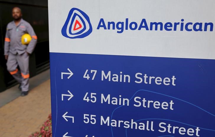 © Reuters. Указатель рядом с офисом Anglo American в Йоханнесбурге