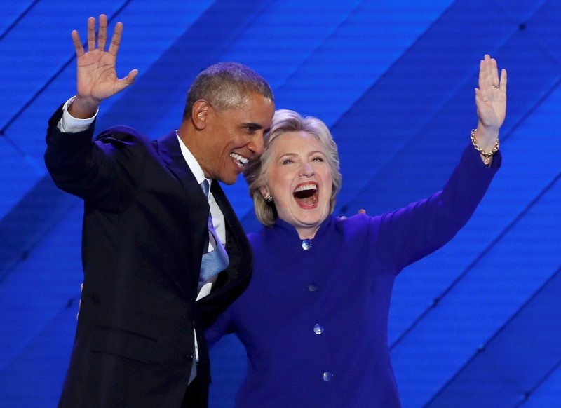 © Reuters. Presidente dos EUA, Barack Obama, e candidata democrata à Presidência, Hillary Clinton, durante evento na Filadélfia