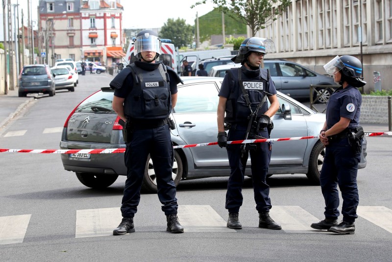 © Reuters. Policiais franceses vistos em Paris