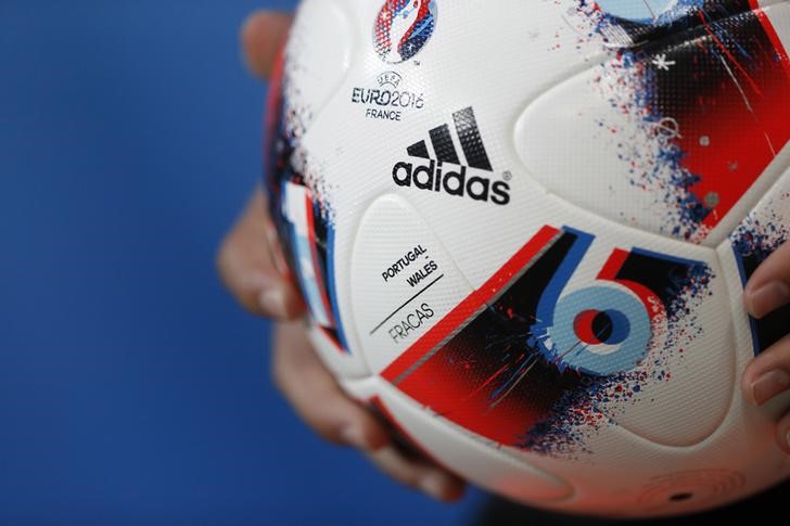 © Reuters. Футбольный мяч с логотипом Adidas