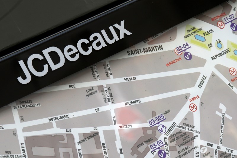 © Reuters. The logo of outdoor advertising group JCDecaux is seen near an information panel with a neighbourhood map in Paris