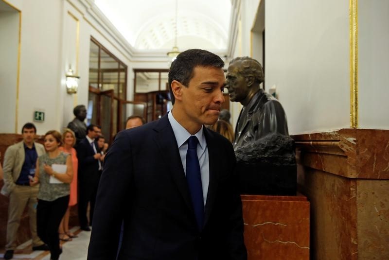 © Reuters. Spain's Socialist Party (PSOE) leader Sanchez arrives for the first session of parliament following a general election in Madrid