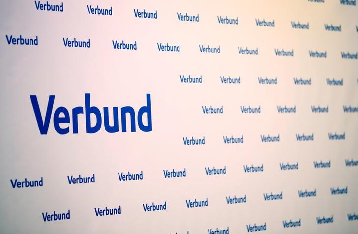 © Reuters. The logo of Austrian hydropower producer Verbund is seen during a news conference in Vienna