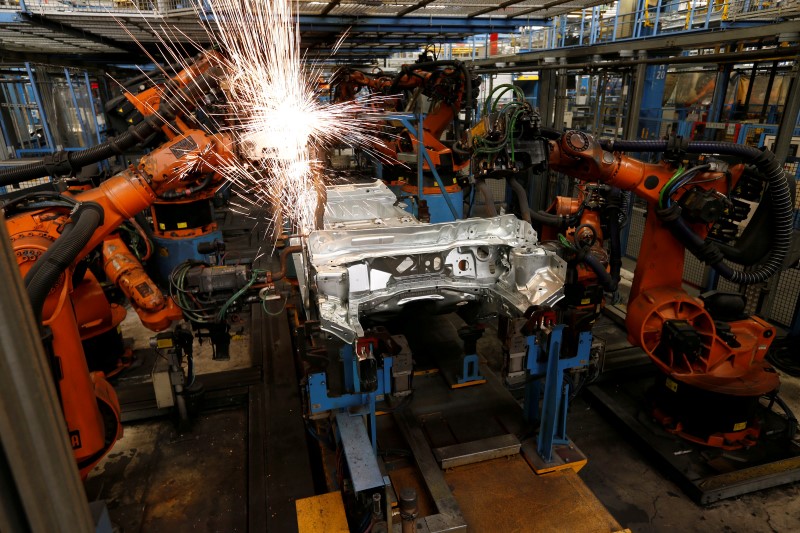 © Reuters. A welding robot creates sparks during the body shell production of a Ford Fiesta at the Ford assembly line in Cologne