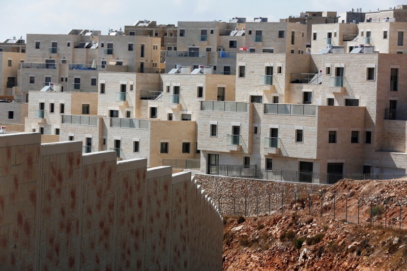 © Reuters. Houses are seen in the West Bank Jewish settlement of Har Gilo, near Jerusalem