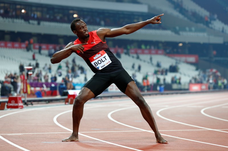 © Reuters. El velocista jamaicano Usaín Bolt celebra en los Juegos Olímpicos de Londres