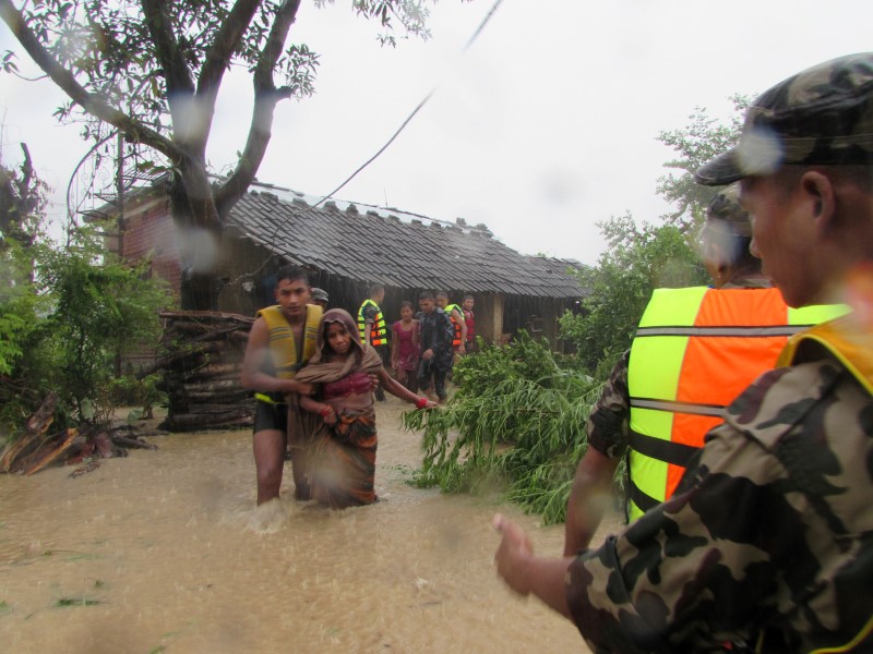 © Reuters. Army personnel assist flood victims in Kapilvastu