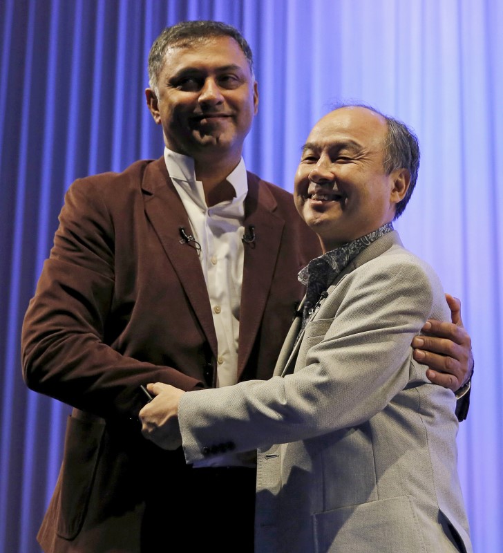 © Reuters. SoftBank Group Corp. Chairman and CEO Masayoshi Son and President and COO Nikesh Arora shake hands during a special lecture of the SoftBank Academia in Tokyo