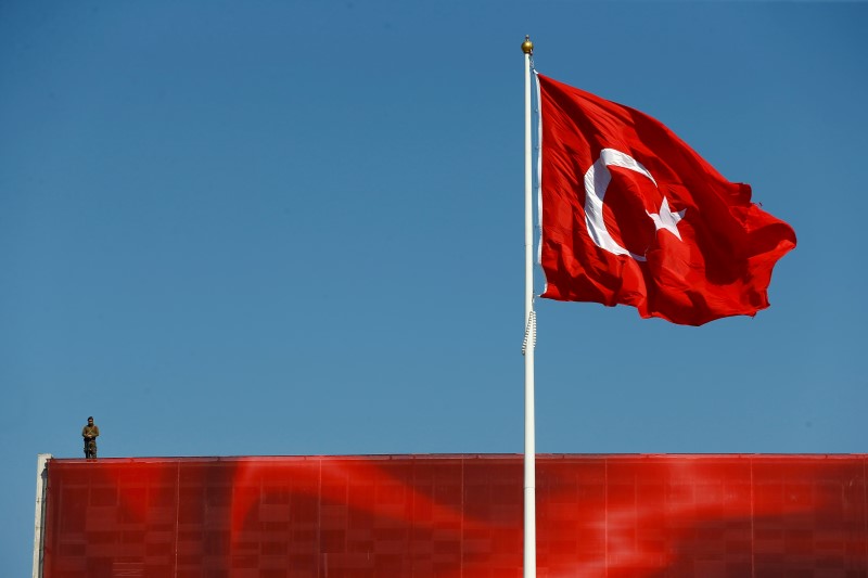 © Reuters. Bandeira nacional vista em Istambul