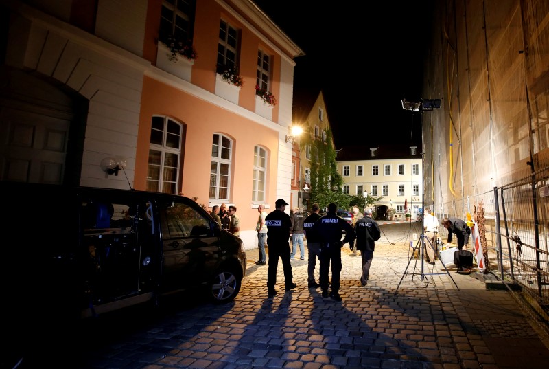 © Reuters. Policiais vistos em Ansbach, Alemanha