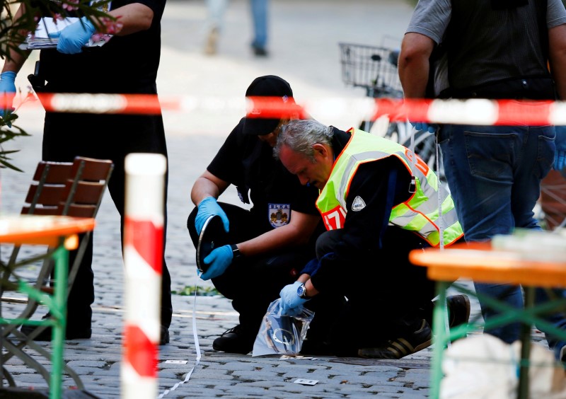 © Reuters. Policiais vistos em Ansbach, Alemanha