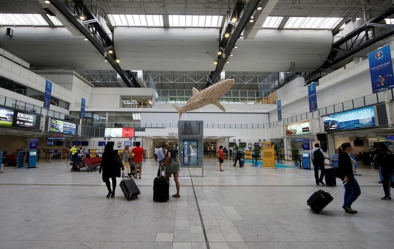 © Reuters. Passengers walk in Nice Cote D'Azur International airport Terminal 1 in Nice
