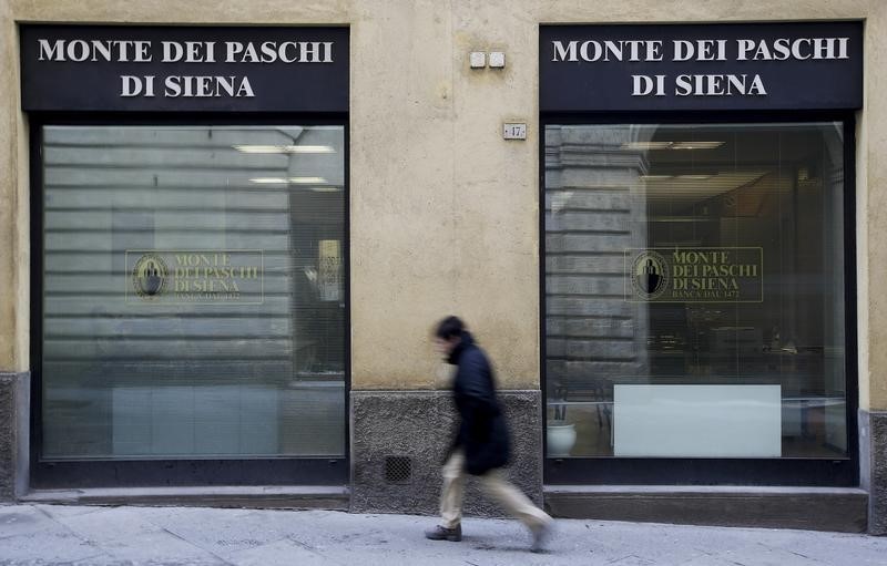 © Reuters. A man walks in front of the Monte dei Paschi bank in Siena
