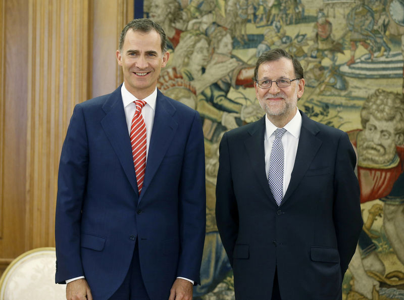 © Reuters. Spain's King Felipe and acting PM Rajoy pose before their meeting at Zarzuela Palace in Madrid