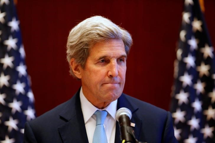 © Reuters. U.S. Secretary of State John Kerry attends a news conference at the sidelines of the ASEAN foreign ministers meeting in Vientiane