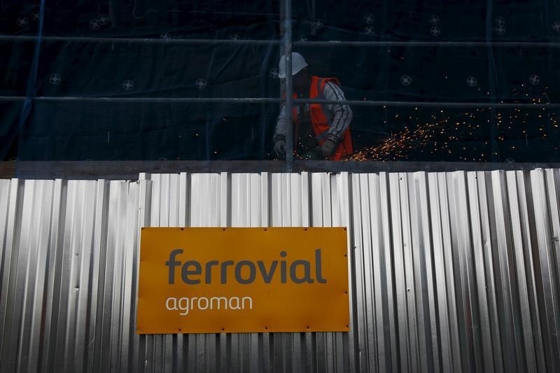 © Reuters. A welder works at a Ferrovial construction site, of new residential buildings, in Madrid