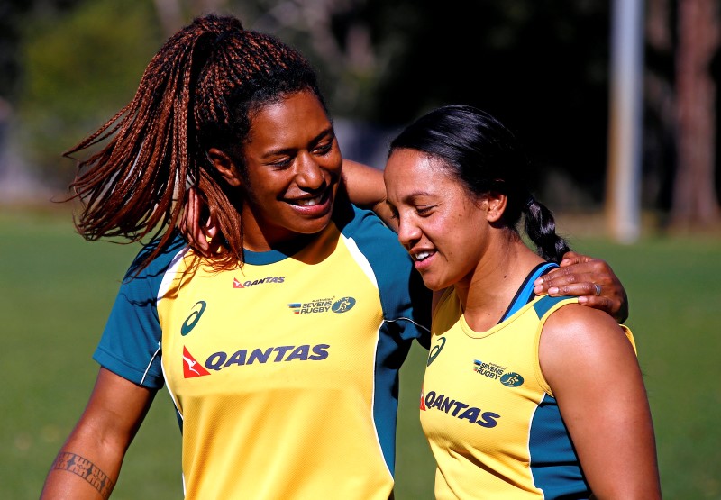 © Reuters. Members of the Australian Women's rugby sevens Olympic team Ellia Green and Amy Turner embrace after a team training session in Sydney, Australia