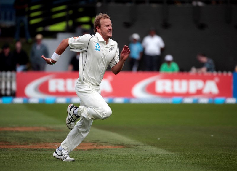 © Reuters. New Zealand's Wagner chases the ball against India during the first innings on day two of the second international test cricket match at the Basin Reserve in Wellington