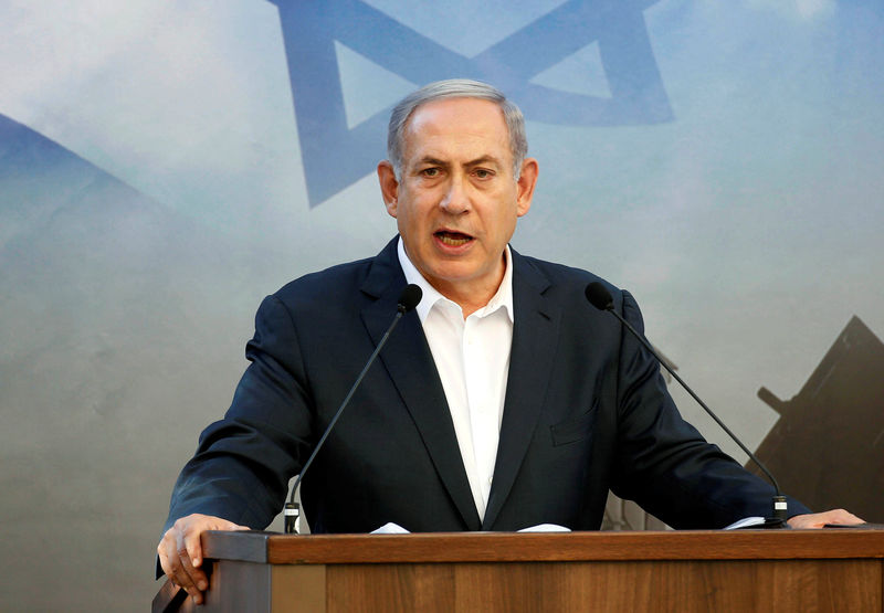 © Reuters. Israel's Prime Minister Benjamin Netanyahu speaks during a memorial ceremony for soldiers killed during the 2014 Gaza conflict in Jerusalem