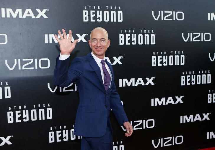 © Reuters. Jeff Bezos arrives for the world premiere of "Star Trek Beyond" in San Diego