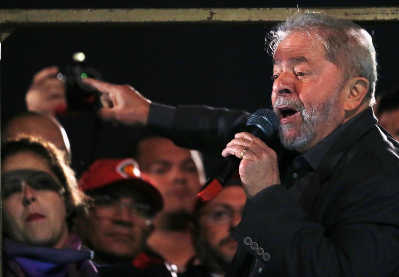 © Reuters. O ex-presidente Luiz Inácio Lula da Silva participa de protesto contra o presidente interino do Brasil Michel Temer e em apoio à presidente afastada Dilma Rousseff na Avenida Paulista, em São Paulo, Brasil