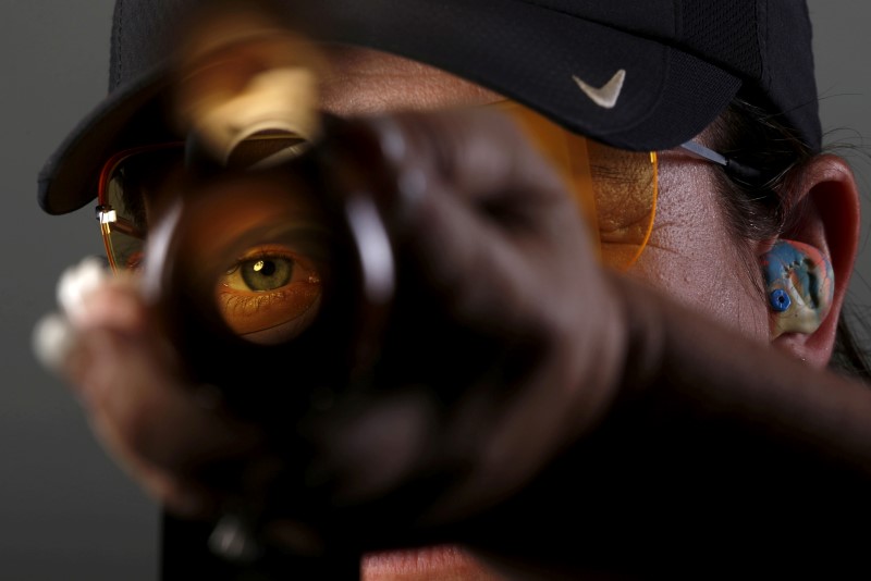 © Reuters. Shooting competitor Kim Rhode looks down the barrel of her shotgun in Beverly Hills