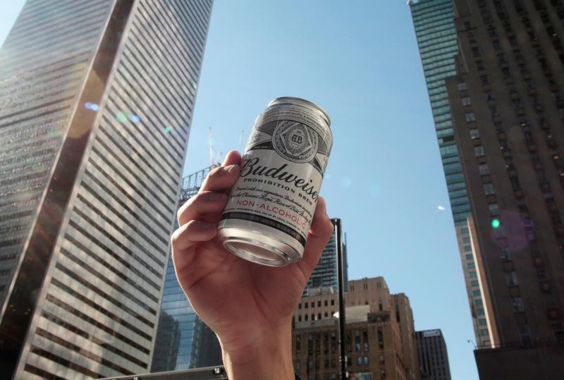 © Reuters. A promoter poses with a can of Budweiser Prohibition Brew, a non-alcoholic beer, while giving away free samples in Toronto