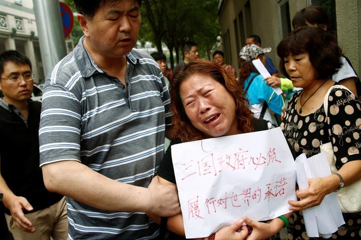 © Reuters. A family member of a passenger aboard Malaysia Airlines flight MH370 which went missing in 2014 reacts during a protest outside the Chinese foreign ministry in Beijing