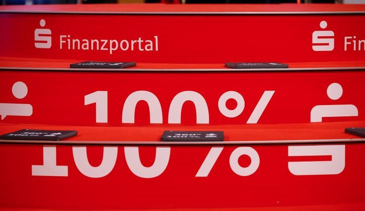 © Reuters. An advertisement of German Sparkasse savings banks reads "100 per cent" in Duesseldorf
