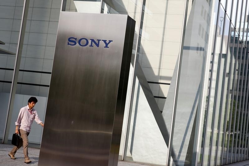 © Reuters. A man walks past the Sony brand logo outside the headquarters of Sony Corp in Tokyo