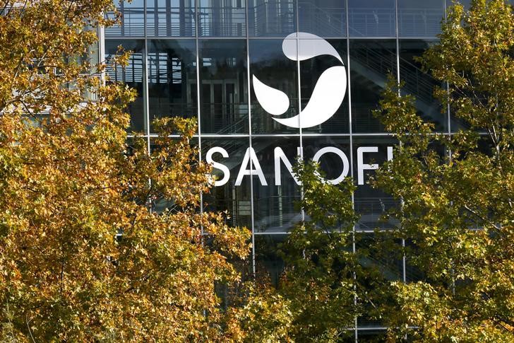 © Reuters. Логотип Sanofi на здании штаб-квартиры компании в Лионе