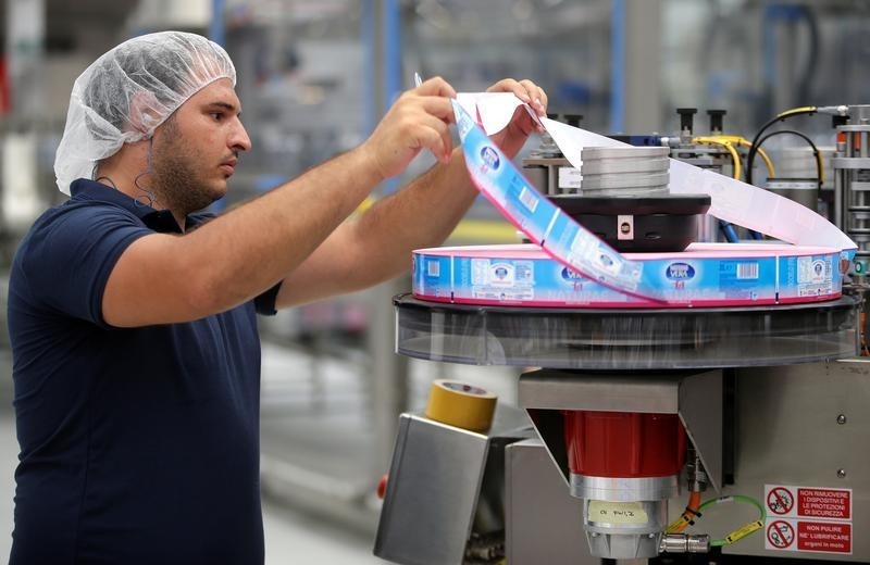 © Reuters. A worker is seen in the Nestle Vera water smart factory in Castrocielo