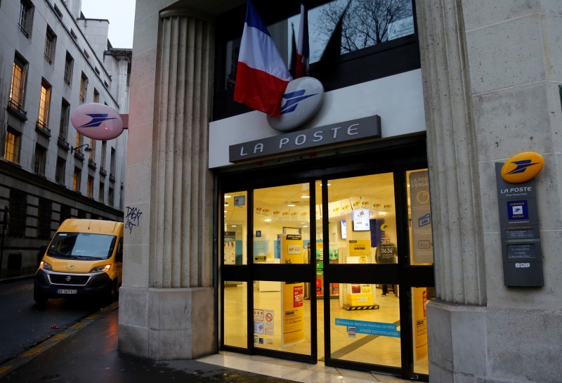 © Reuters. LA POSTE AUGMENTE LE PRIX DU TIMBRE