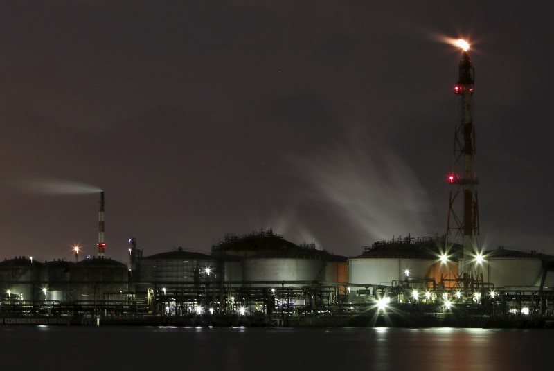 © Reuters. Flames shoot out of a chimney at a petrochemical plant at the Keihin industrial zone in Kawasaki