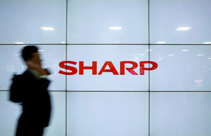 © Reuters. Жидкокристаллический дисплей Sharp демонстрирует логотип компании в Токио