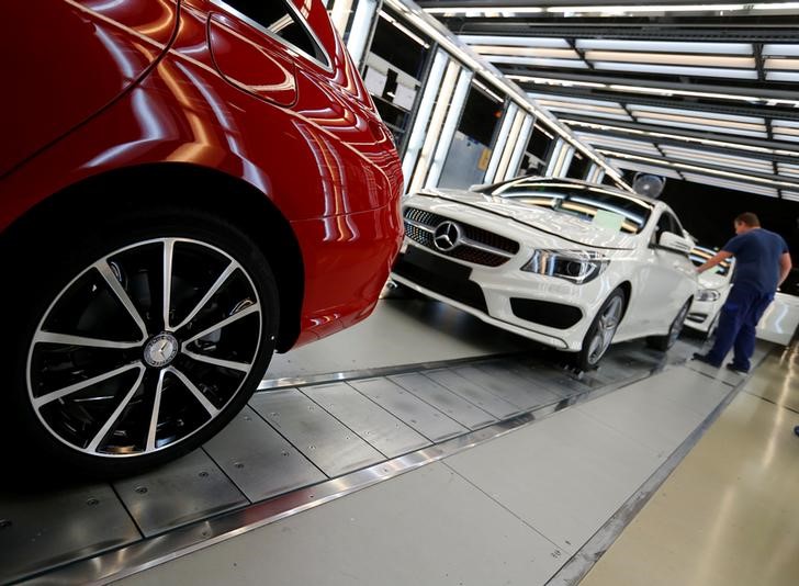 © Reuters. Factory workers inspect cars on the assembly line at Daimler's Mercedes factory in Kecskemet, Hungary