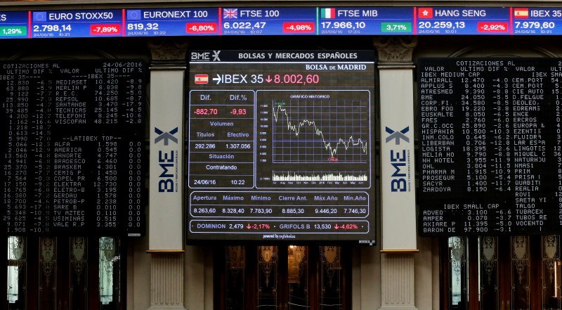 © Reuters. Electronic boards are seen at the Madrid stock exchange which plummeted after Britain voted to leave the European Union in the EU BREXIT referendum, in Madrid