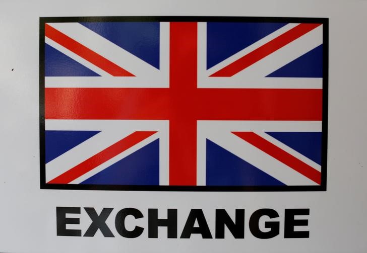 © Reuters. A Union flag is displayed at a money changing shop in Seville, southern Spain