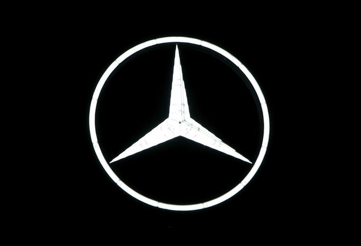 © Reuters. The Mercedes-Benz logo is pictured before the company's annual news conference in Stuttgart, Germany