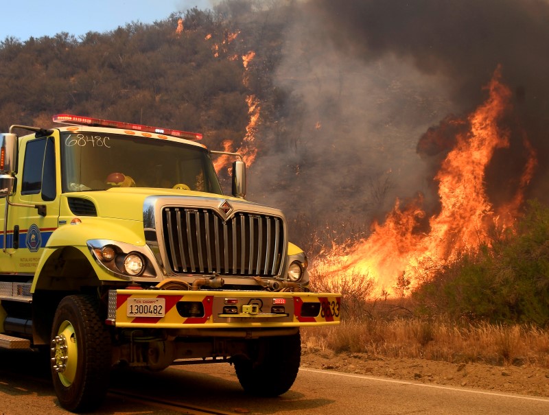 © Reuters. Caminhão dos bombeiros ao lado de incêndio em parque em Los Angeles