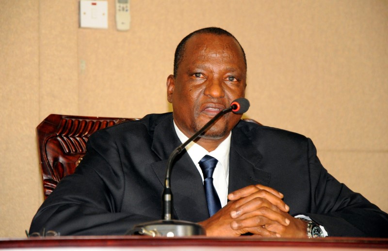 © Reuters. Taban Deng Gai addresses delegates after he was sworn-in as South Sudan First Vice President inside the Presidential Palace in the capital of Juba