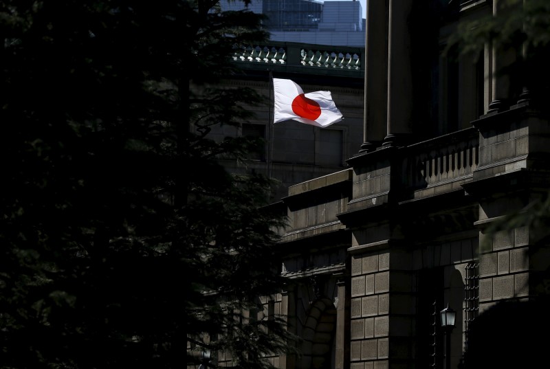 © Reuters. Bandeira nacional japonesa vista na sede do banco central, em Tóquio