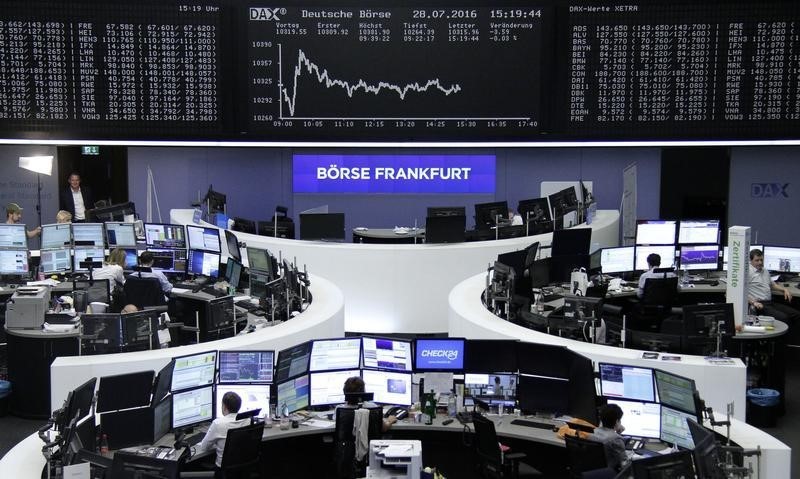 © Reuters. Trader al lavoro alla borsa di Francoforte