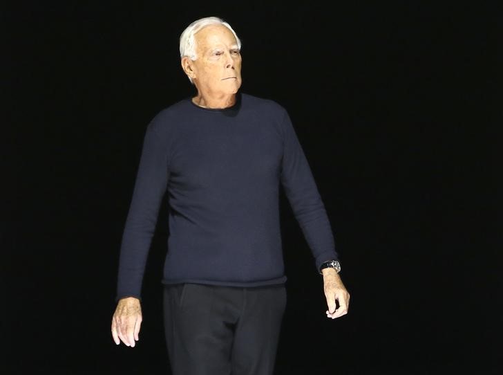 © Reuters. Italian designer Giorgio Armani acknowledges the applause at the end of his Autumn/Winter 2016 women's collection during Milan Fashion Week