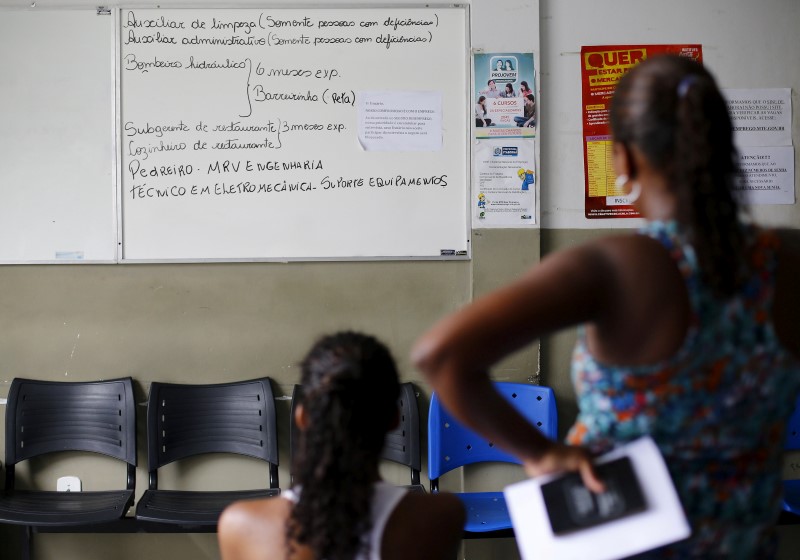 © Reuters. Mulher olhando quadro em agência de empregos em Itaboraí