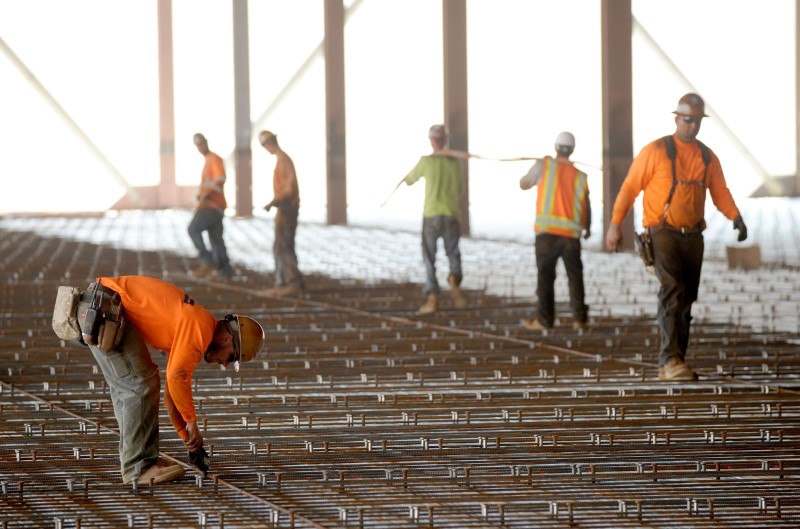 © Reuters. Workers continue construction work at the Tesla Gigafactory under construction near Sparks